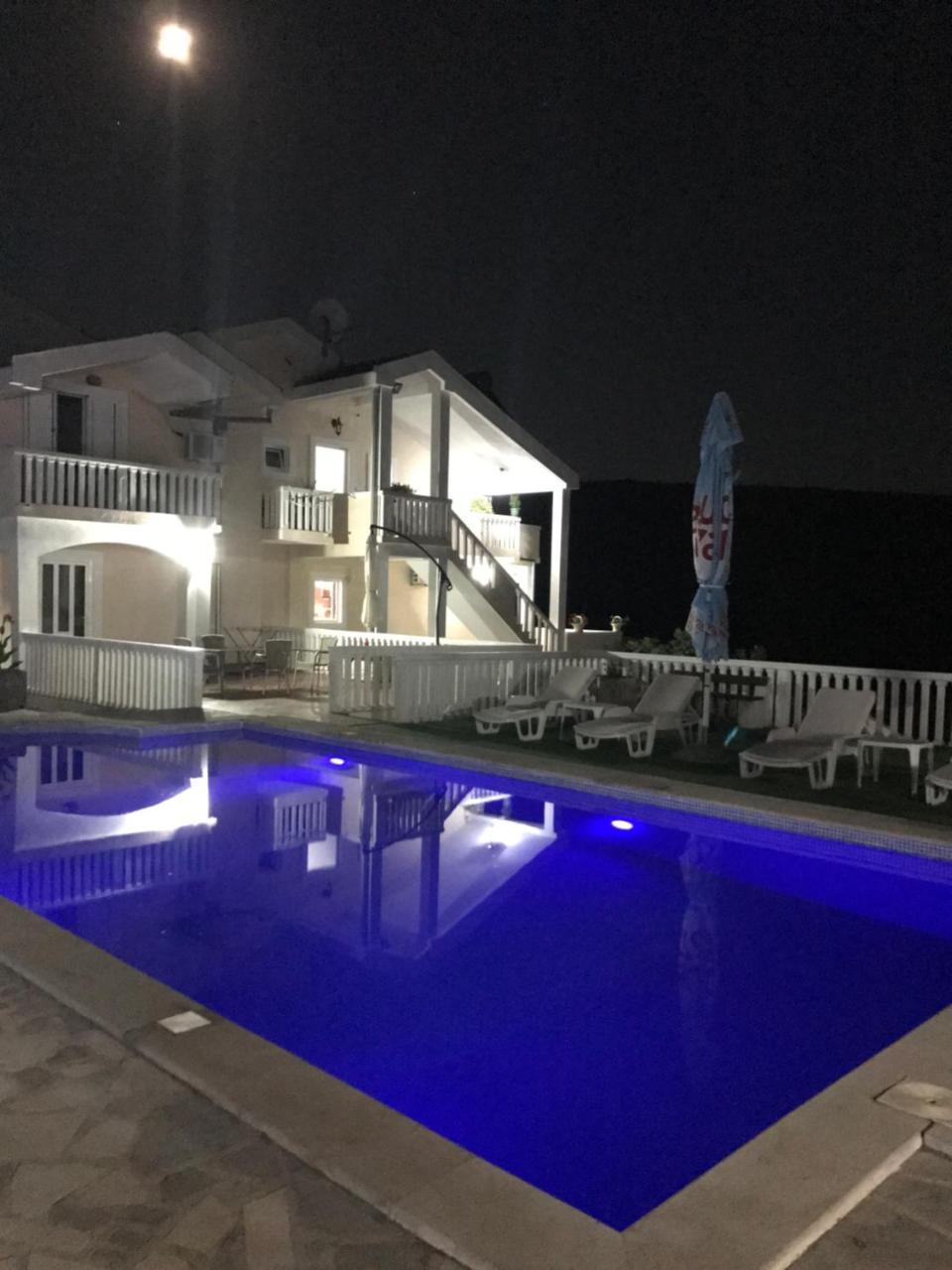 Apartments Vila Lazarevic Tivat Luaran gambar